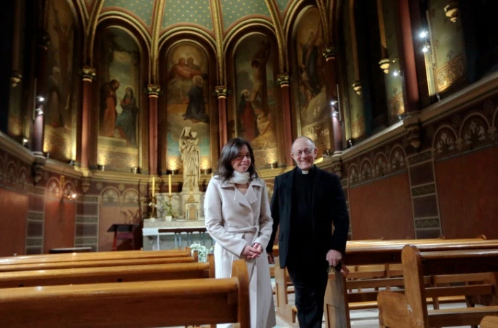 Marion Gailland avec le père Joseph Hunt dans la chapelle Notre-Dame de Clignancourt à Paris, le 25 janvier 2016