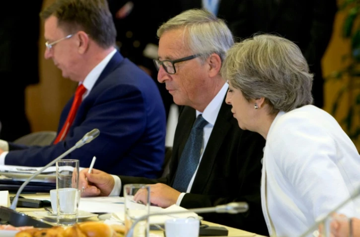La Première ministre britannique Theresa May s'entretient avec le président de la Commission européen Jean-Claude Juncker à Bruxelles le 20 octobre 2017
