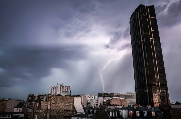 Un éclair dans le ciel parisien près de la tour Montparnasse, le 25 juin 2025
