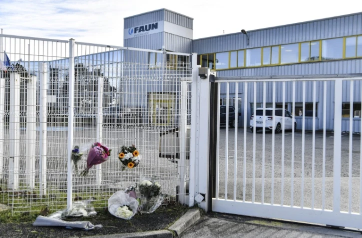 Fleurs déposées à l'entrée de l'entreprise Faun dont la DRH a été tuée par balle le 29 janvier 2021