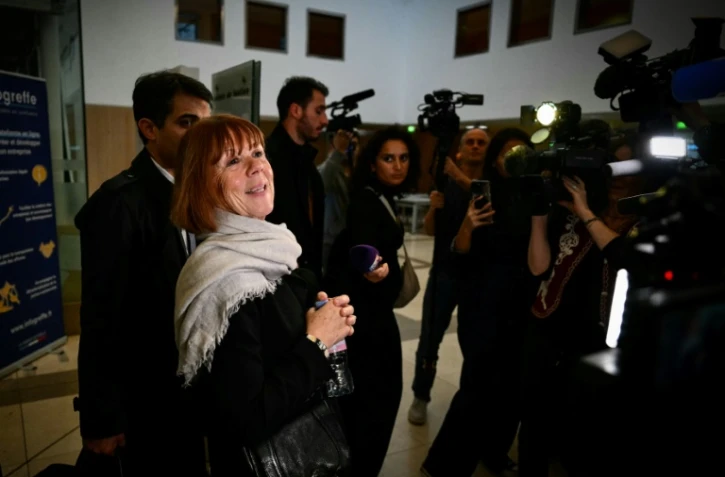 Gisèle Pelicot quitte le palais de justice d'Avignon, dans le sud de la France, après une audience le 26 novembre 2024