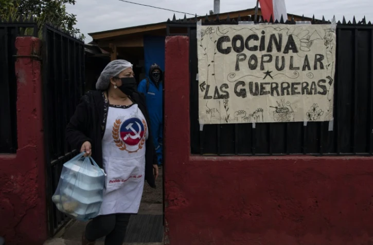 Ruth Lagos distribue des repas aux plus pauvres dans le cadre de l'initiative des "guerrières" à Santiago, le 17 juillet 2020
