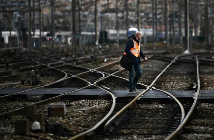 Un homme traverse les rails de la gare Saint-Charles à Marseille, le 9 avril 2018