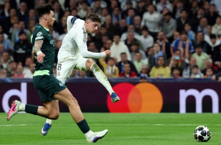 Le milieu de terrain uruguayen du Real Madrid Federico Valverde  (à droite), auteur d'un triplé contre Manchester City en 8e aller de la Ligue des champions, le 11 mars 2026 au stade Bernabéu
