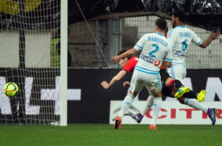 La défense marseillaise (Rolando et Manquillo) s'incline sur un but du milieu de Rennes Yoann Gourcuff au Vélodrome, le 18 mars 2016