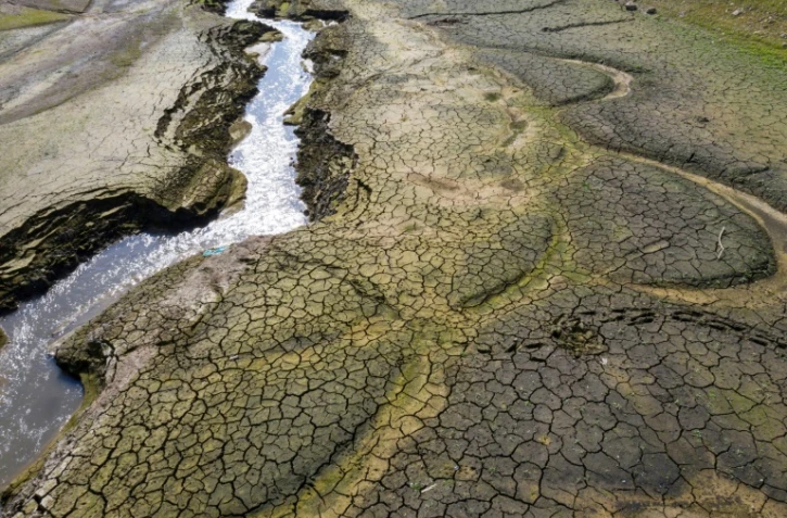 Sur cette photo aérienne prise le 15 septembre 2020, de la terre craquelée du lit du Doubs asséché est aperçue à Villers-le-Lac, dans l'est de la France.