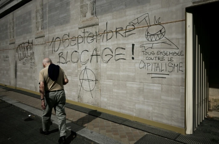 Graffiti sur un mur de Bordeaux avant le mouvement "Bloquons tout", le 9 septembre 2025