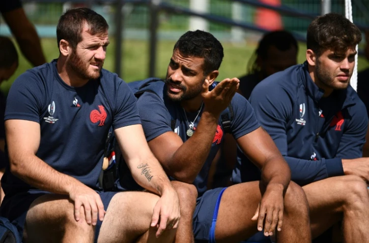 Le demi d'ouverture du XV de France Wesley Fofana (c) en pause lors d'une séance d'entraînement, le 14 septembre 2019 à Fujiyoshida