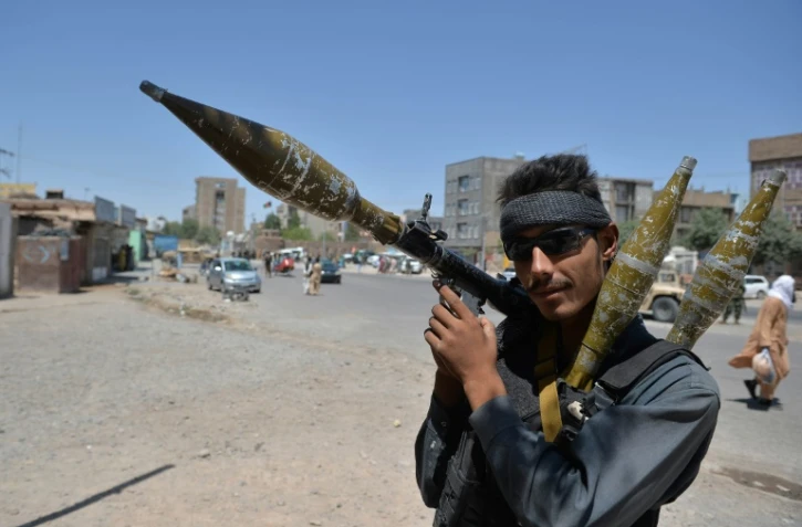 Un policier tient un lance-roquettes sur une route à Hérat (Afghanistan), le 2 août 2021