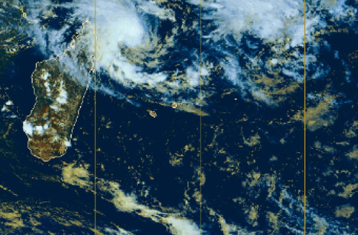La tempête tropicale modérée se situait à 16h à 795km au Nord de La Réunion (Image : Météo France)