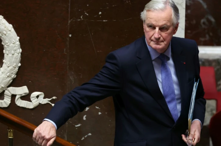 Le Premier ministre Michel Barnier quitte la salle après avoir prononcé un discours lors du débat précédant les votes de défiance à l'Assemblée nationale à Paris le 4 décembre 2024