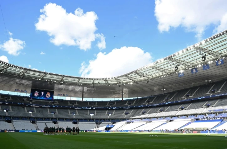 L'entraîneur allemand de Liverpool Jürgen Klopp parle avec des joueurs et membres du staff lors d'un entraînement au Stade de France à Saint-Denis, le 27 mai 2022, avant la finale de Ligue des champions contre le Real Madrid