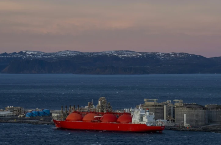 Un méthanier photographié le 2 novembre 2022 près de l’île de Melkoya, où le géant norvégien de l’énergie Equinor a construit une installation pour la réception et le traitement du gaz naturel provenant du gisement de Snøhvit, en mer de Barents