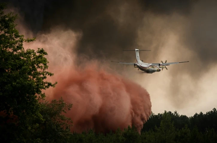 Un avion largue du retardant sur un incendie de forêt près de Saint-Magne, le 11 août 2022 en Gironde