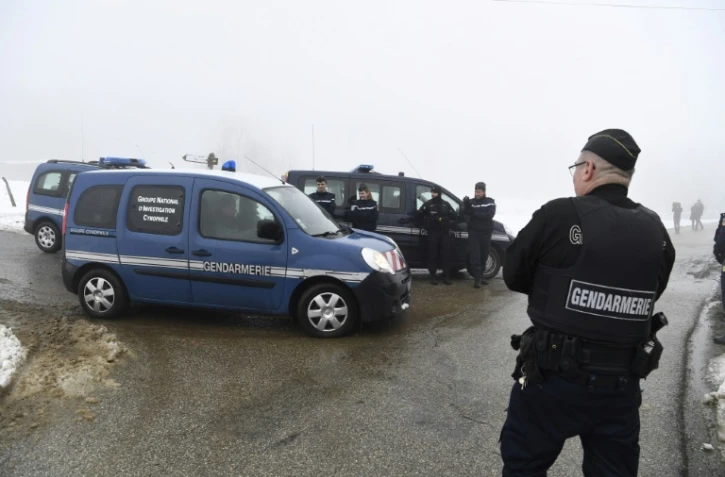 Des gendarmes bloquent l'accès à une forêt où les restes de la petite Maëlys ont été retrouvés, le 15 février 2018 à Attignat-Oncin, en Savoie