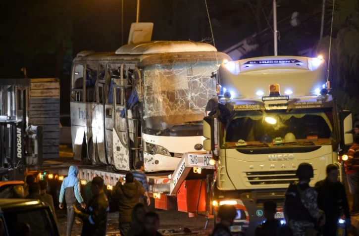 Une photo prise le 28 décembre 2018 montre un bus de touristes vietnamiens endommagé après une attaque meurtrière à la bombe dans la région de Guizeh, près du Caire