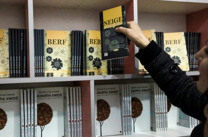 "Neige", roman de l'écrivain français Maxence Fermine, est le premier livre publié par l'initiative privée "Hunar" ("grenade" en kurde).