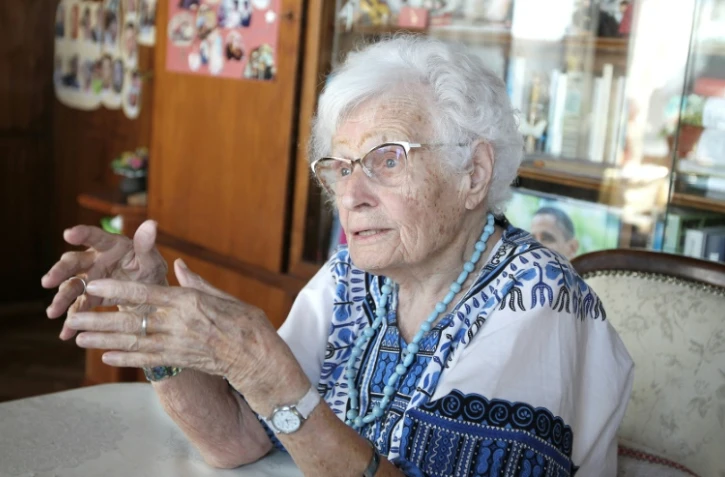 Lisel Heise, 100 ans, élue locale de la petite ville allemande de Kirchheimbolanden, répond chez elle aux questions d'une journaliste, le 4 juillet 2019.