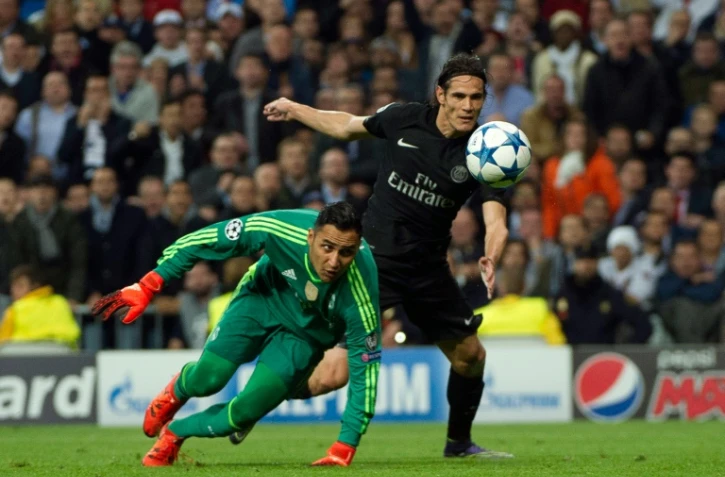 Le Parisien Edinson Cavani bute sur le gardien Keylor Navas du Real Madrid en Ligue des champions, le 3 novembre 2015 à Bernabeu