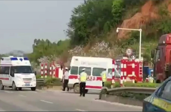 Capture d'écran tirée d'une vidéo du journal The Paper et reçue par l'AFPTV montrant des ambulances à leur arrivée après qu'un avion de la compagnie China Eastern se soit écrasé près de la ville de Wuzhou, en Chine, le 21 mars 2022
