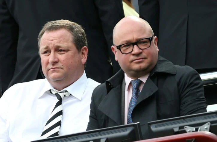 Le patron du club de Newcastle, Lee Charnley (d), le 24 mai 2015, a été arrêté dans le cadre d'une enquête du fisc