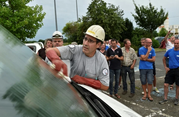 Des ouvriers de PSA lors d'une manifestation syndicale pour la reprise de GM&S, le 6 juillet 2017 à Dompierre-sur-Besbre