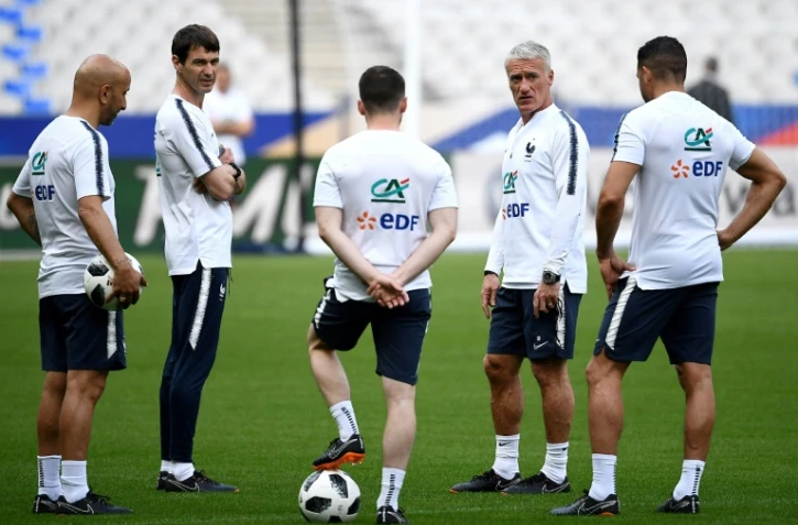 Le sélectionneur des Bleus Didier Deschamps échange avec les membres de son staff technique  lors d'un entraînement au Stade de France, le 27 mai 2018