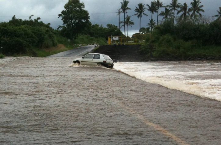 Une voiture a été piégée par le radier de Sainte-Suzanne (Photo Mounice Najafaly)