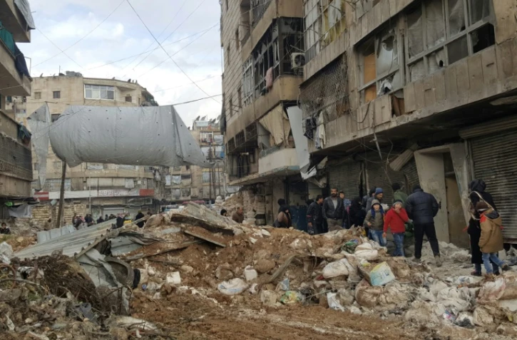 Des Syriens reviennent dans le district Bustan al-Qast d'Alep, repris par les forces progouvernementales, le 23 décembre 2016