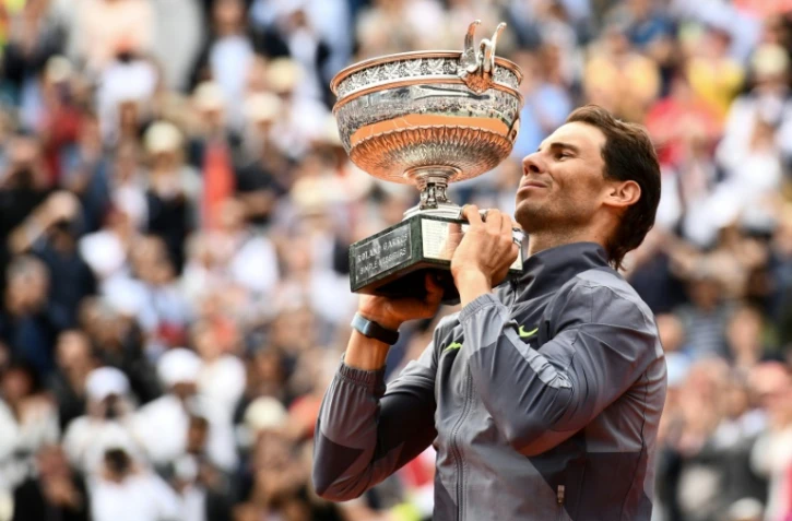 Rafael Nadal soulève le trophée des Mousquetaires après sa victoire sur Dominic Thiem à Roland-Garros, le 9 juin 2019