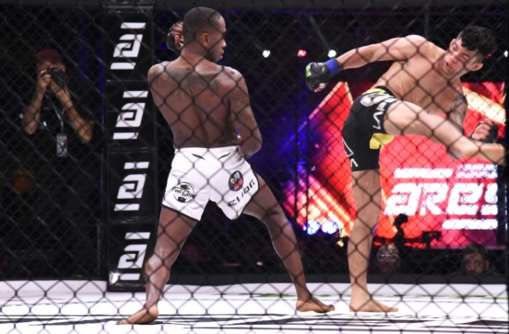 Le Français Taylor Lapilus (g) face au Brésilien Breno Marcos lors d'un combat de MMA, le 14 décembre 2019 à Dakar