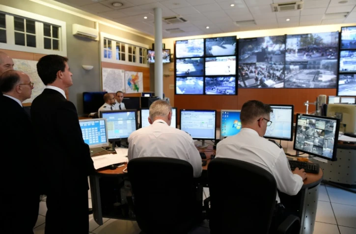 Le ministre de l'Intérieur Bernard Cazeneuve et le Premier ministre Manuel Valls au centre de commandement de la police le 15 novembre 2015 à Paris