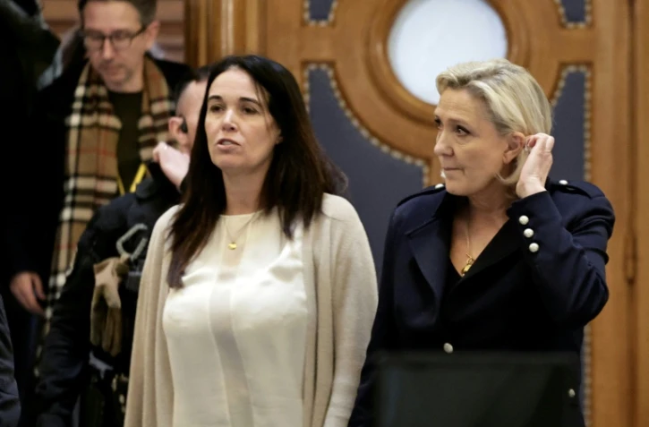 La présidente du groupe RN à l'Assemblée nationale Marine Le Pen, à droite et à sa gauche Catherine Griset, le 21 janvier 2026 au palais de justice de Paris