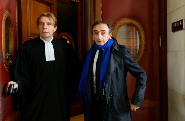 Eric Zemmour (d) et son avocat Olivier Pardo (g) au tribunal de Paris le 6 novembre 2015
