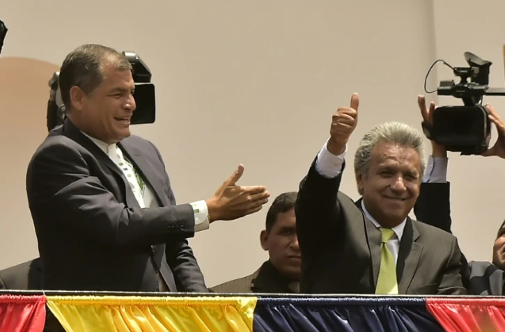 Le président équatorien Rafael Correa (G) et le vainqueur de la présidentielle Lenin Moreno, au balcon du palais présidentiel à Quito, le 3 avril 2017