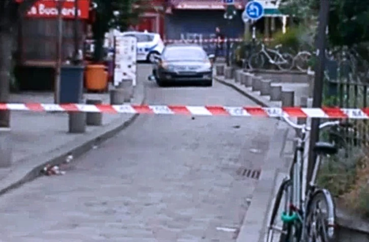 La voiture sans immatriculation dans laquelle ont été retrouvées des bonbonnes de gaz sans détonnateur, le 4 septembre 2016 à proximité de Notre Dame à Paris