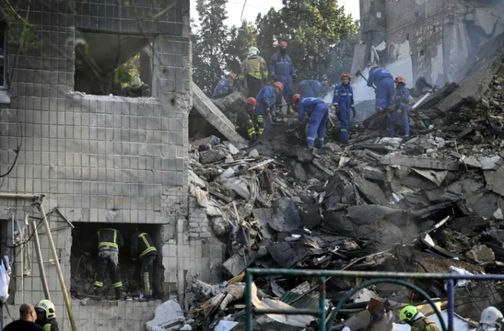 Un immeuble endommagé par une frappe russe à Kiev le 17 juin 2025