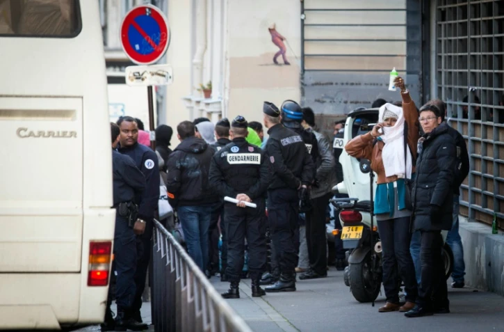 Des migrants évacués à Paris d'un lycée, le 4 mai 2016