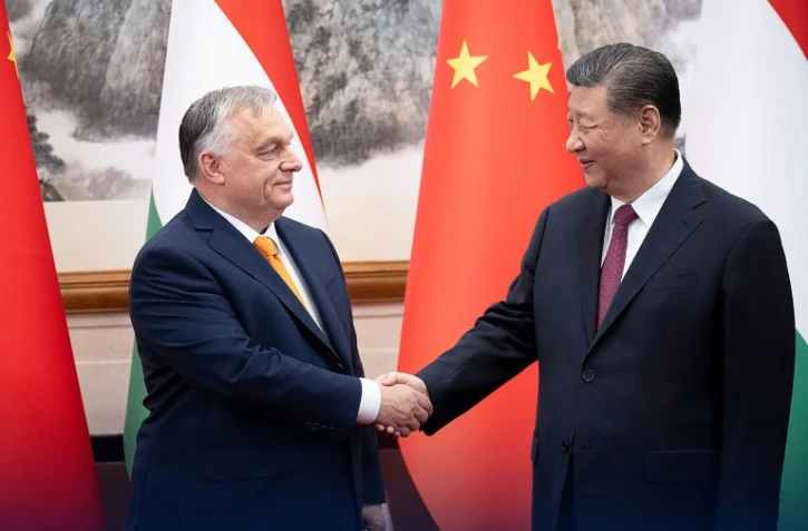 Image diffusée le 8 juillet 2024 par les services du Premier ministre hongrois Viktor Orban (g), reçu par le président chinois Xi Jinping à Pékin