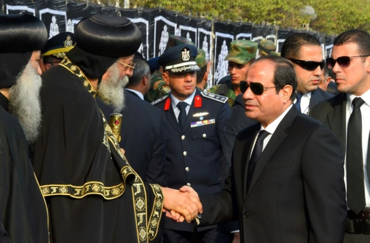 Le président Abdel Fattah al-Sisi présente des condoléances au patriache copte Tawadros II à l'issue des funérailles des victimes de l'attentat commis contre une église, le 12 décembre 2016 au Caire