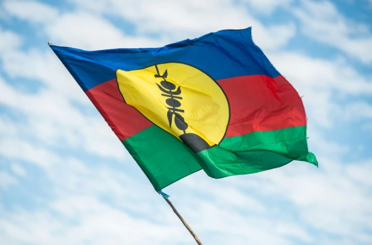 Le drapeau du FLNKS devant le sénat coutumier à Nouméa, en Nouvelle-Calédonie