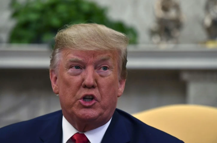 Le président américain Donald Trump répond aux questions des journalistes depuis le Bureau ovale