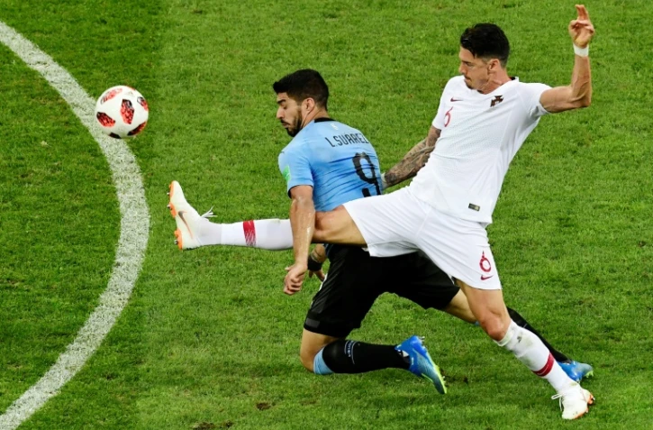 Le défenseur portugais Jose Fonte (d) à la lutte avec l'attaquant uruguayen Luis Suarez en 8es de finale du Mondial, le 30 juin 2018 à Sotchi