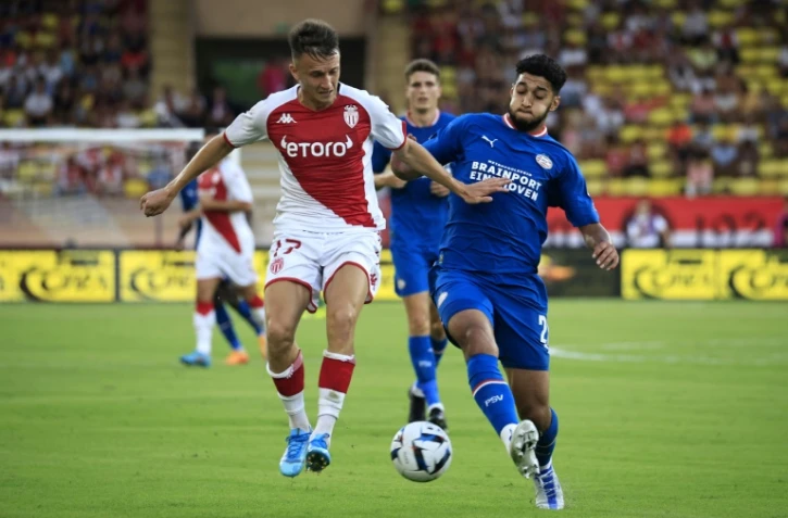 Le milieu de terrain russe de Monaco, Aleksandr Golovin, à la lutte avec son homologue espagnol du PSV Eindhoven, Ismael Saibari, lors du 3e tour préliminaire aller de la Ligue des Champions, le 2 août 2022 au Stade Louis II
