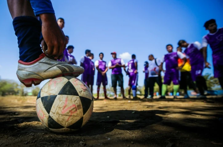 Des joueurs de football appartenant à une équipe des environs de Managua s'entraînent dans un stade de Managua, le 17 janvier 2016
