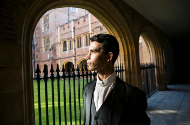 Ammar Mustapha, jeune Palestinien timide de 18 ans, dans son uniforme queue de pie du prestigieux Eton College au Royaume-Uni, le 1er octobre 2015