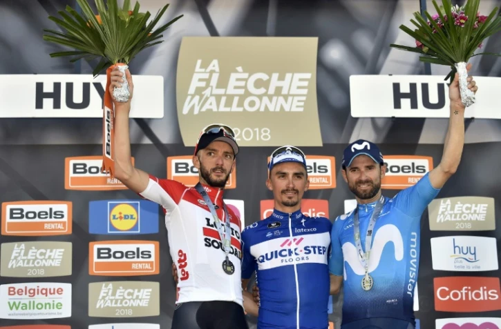 Le Français Julian Alaphilippe (Quick-Step) pose au centre du podium après sa victoire à la Flèche wallonne, le 18 avril 2018 à Huy