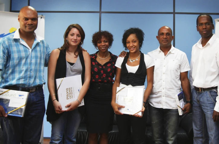 (de gauche à droite) William Andoche, Léa Soullière, Marie-André Faveur-Lacroix, Lucie Ignace, l'entraîneur des karatékas et Stéphane Singa (Photo D.R.)