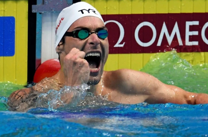 Le Français Camille Lacourt exulte après avoir remporté le titre mondial du 50 m dos, le 30 juillet 2017 à Budapest
