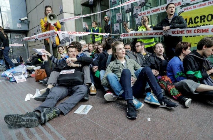 Des militants climat rassemblés devant l'entrée de la tour Société Générale à La Défense, le 19 avril 2019
